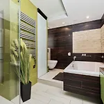 Luxurious Walonska With Underground Garage By Renters Apartamento Wrocław