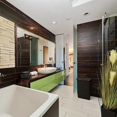 Luxurious Walonska With Underground Garage By Renters شقة