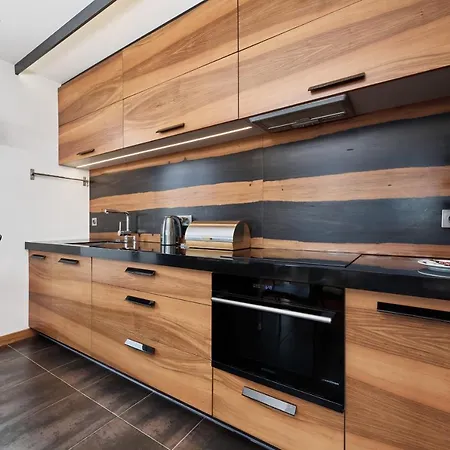 Luxurious Walonska With Underground Garage By Renters شقة *
